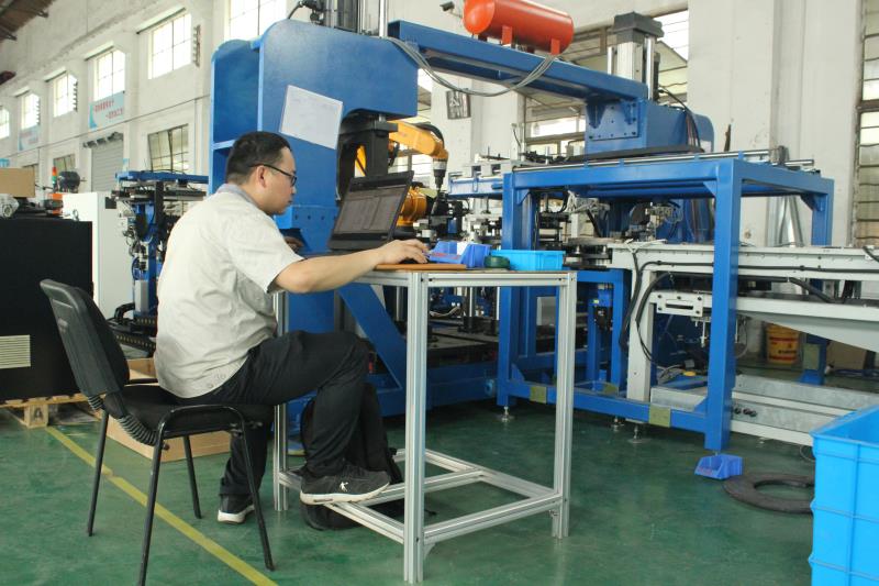 安嘉電氣工程師專心致志調試 安嘉電氣工程師專心致志調試