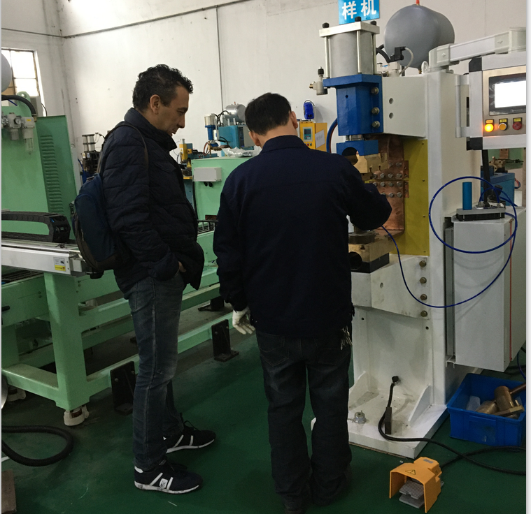 意大利客戶來廠驗收中頻點焊機 意大利客戶來廠驗收中頻點焊機