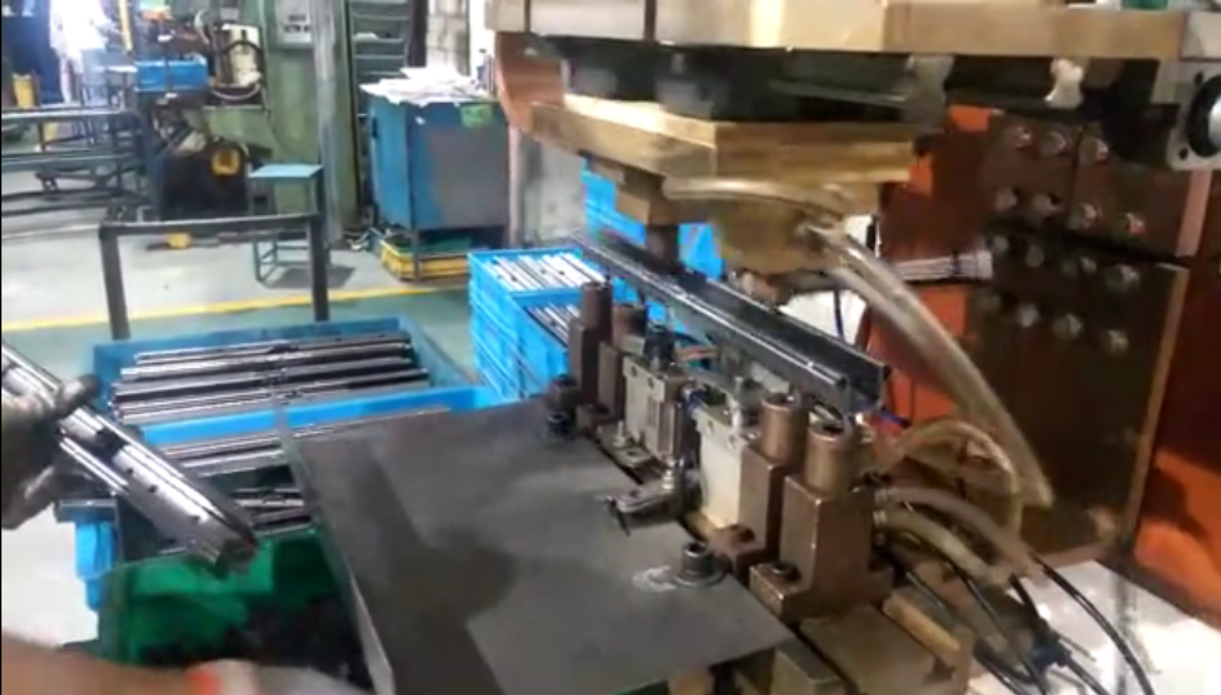 汽車座椅滑軌凸焊機-汽車座椅滑軌點焊機定制項目介紹 汽車座椅滑軌凸焊機-汽車座椅滑軌點焊機定制項目介紹