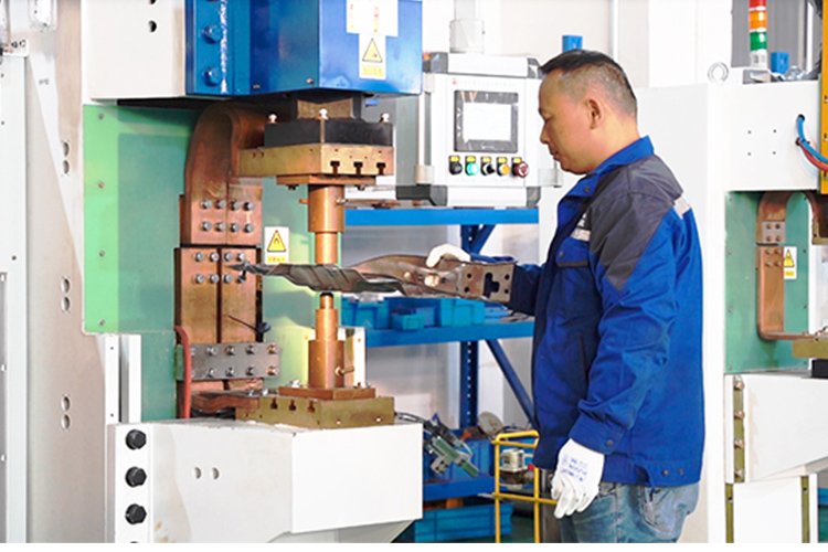 中頻點(diǎn)焊機(jī)使用注意事項(xiàng)